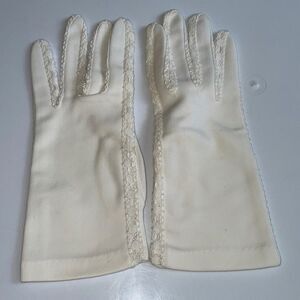 Vtg Kayser white nylon gloves with lace details‎